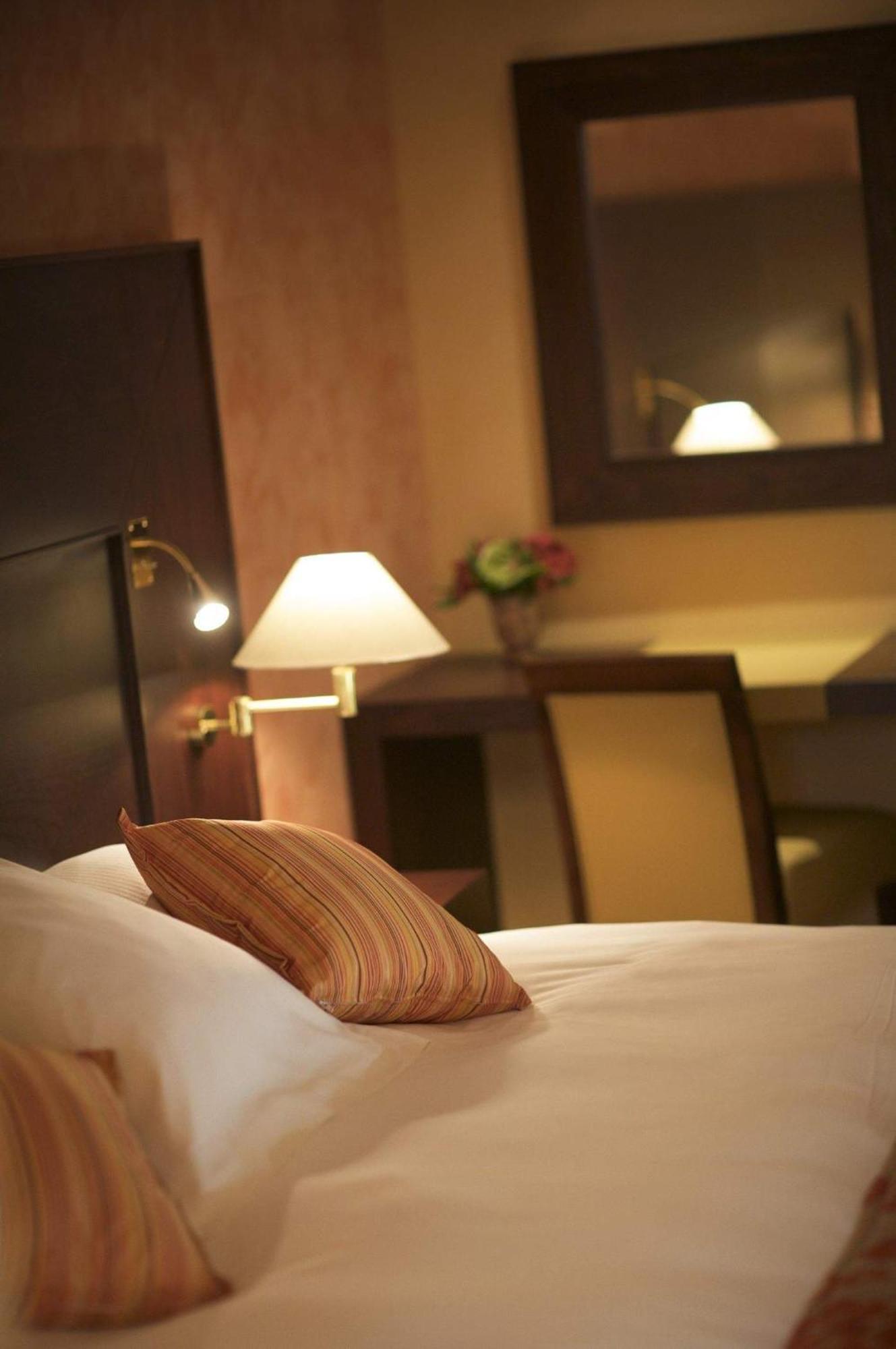 Hotel & Restaurants - Maison Chabran Pont-de-l'Isere ภายนอก รูปภาพ